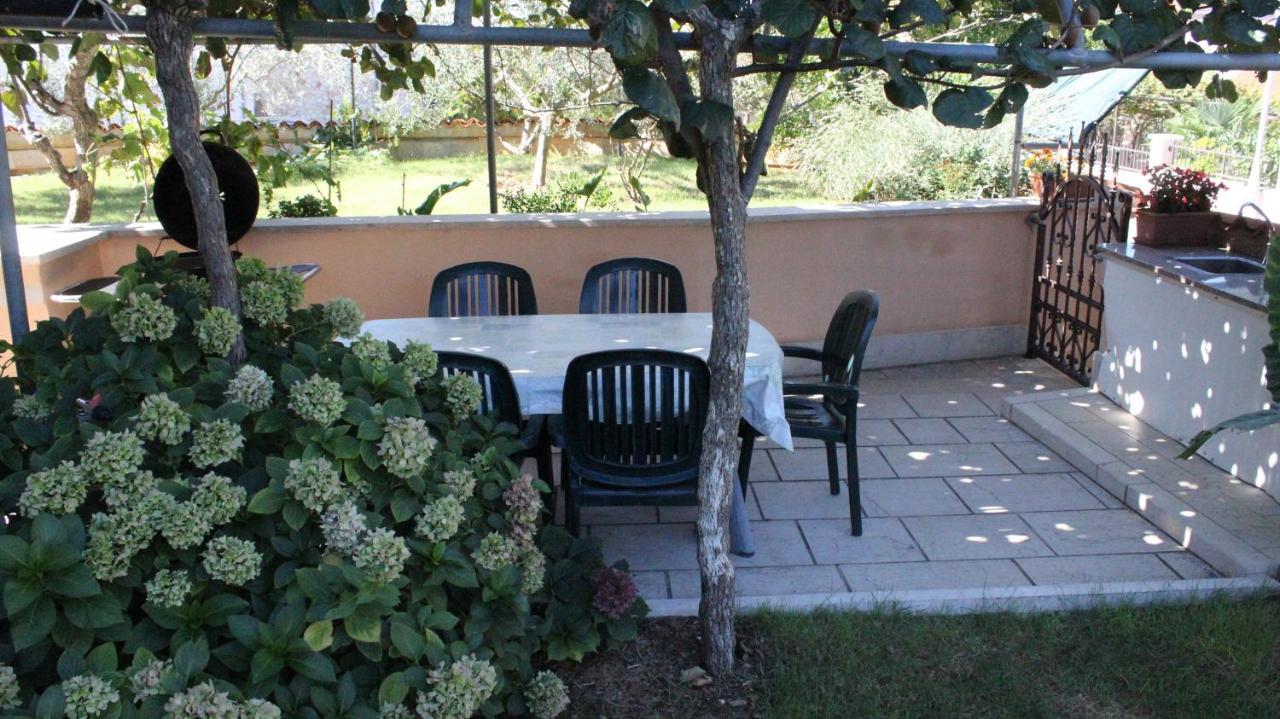 Apartman 100M2, Full Opremljen, Privatni Parking. Pula Exterior photo