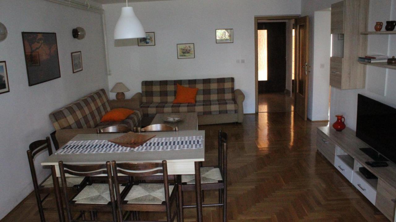 Apartman 100M2, Full Opremljen, Privatni Parking. Pula Exterior photo